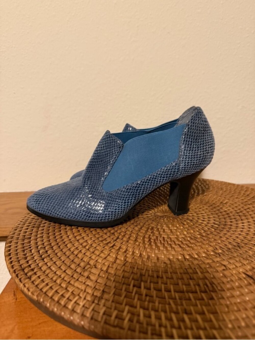 Blue Textured Mid-Heel Snake skinβ shoe Aj Calenci Built for comfort Vintage